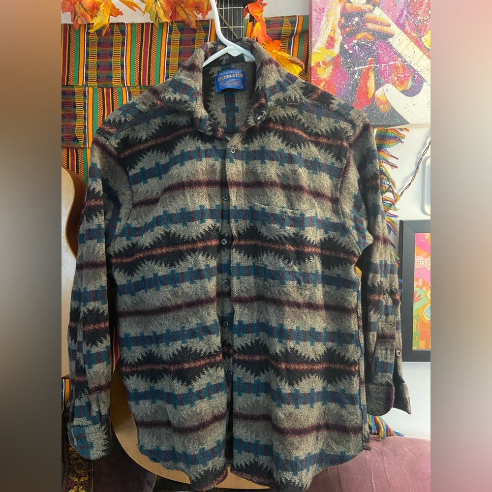 Warm and cool Pendleton flannel 100% fine wool. Size M.